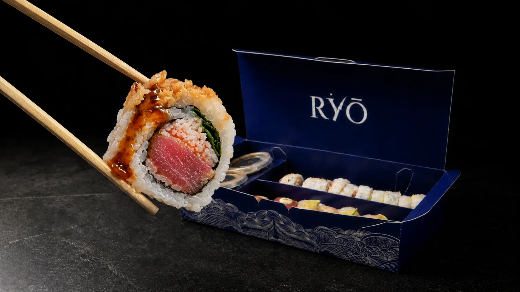 Roll Koga Explosion sostenido con palillos frente a la caja azul RYŌ