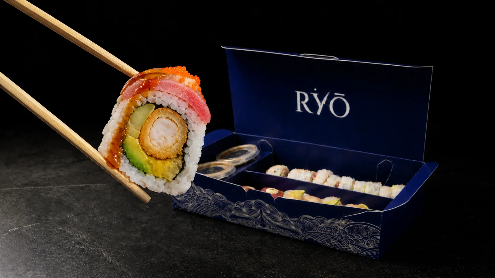 Roll Playboy sostenido con palillos frente a la caja azul RYŌ