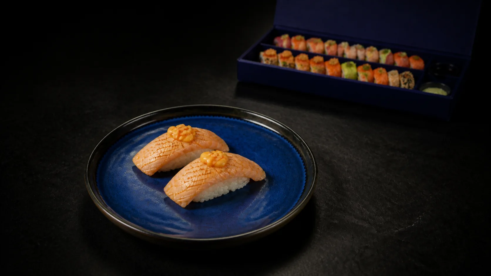 Dos piezas de Nigiri Salmón sobre un plato azul RYŌ