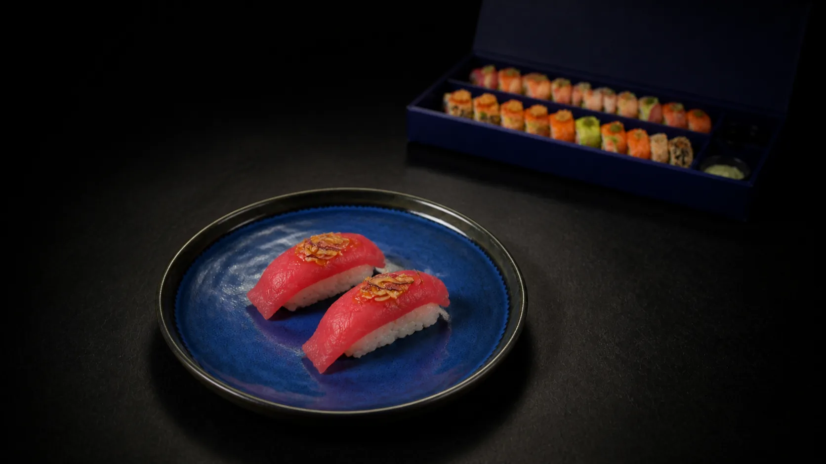 Dos piezas de Nigiri Tuná sobre un plato azul RYŌ